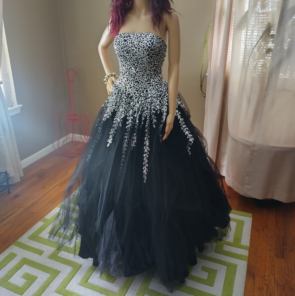 Dress - Picture 4 of 9